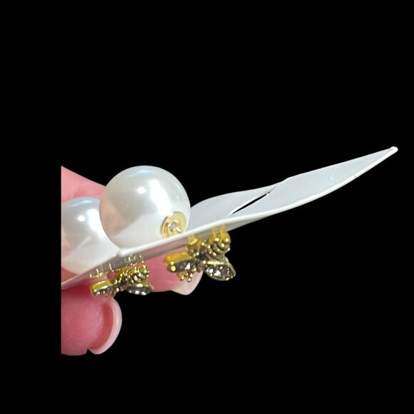 BUMBLE BEE AND PEARL EARRINGS - Picture 4 of 4